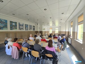 policjanci na spotkaniu z seniorami