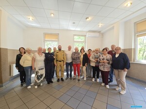 policjanci na spotkaniu z seniorami