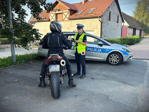 policjant kontroluje motocyklistę