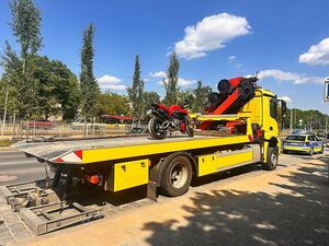 policjant kontroluje motocyklistę
