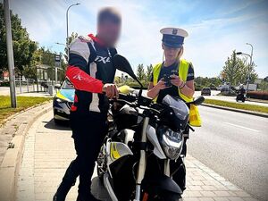 policjant kontroluje motocyklistę