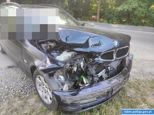 Kompletnie pijany kierowca BMW spowodował kolizje. Po wyjściu z pojazdu wyrzucił dwie puszki piwa