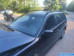 Kompletnie pijany kierowca BMW spowodował kolizje. Po wyjściu z pojazdu wyrzucił dwie puszki piwa