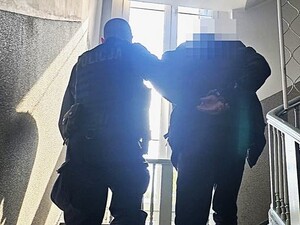 Policjant z zatrzymanym mężczyzną