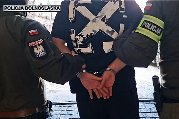 Zdjęcia z zatrzymanym mężczyzną