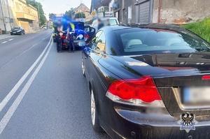 zatrzymany samochód osobowy przed nim radiowóz i policjanci