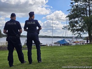 policjanci komisariatu wodnego patrolują brzeg akwenu wodnego