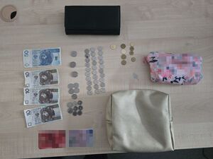 karty debetowe, monety i banknoty