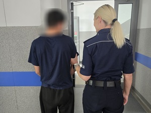 Zdjęcia z prowadzeniem zatrzymanych mężczyzn przez policjantów