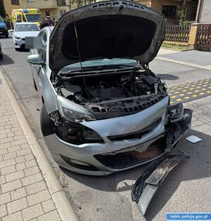 samochód osobowy ze zniszczoną maską