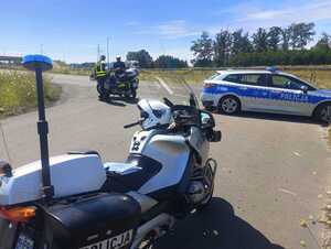 policjanci ruchu drogowego kontrolują kierowców