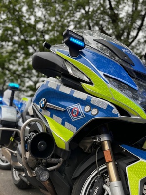 policjanci ruchu drogowego kontrolują kierowców