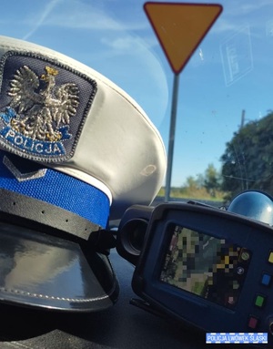 policjanci ruchu drogowego kontrolują kierowców