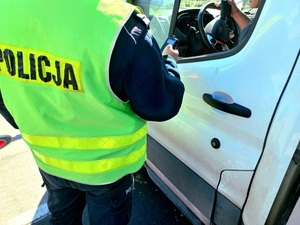 policjanci ruchu drogowego kontrolują kierowców