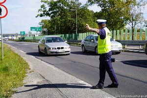 policjanci ruchu drogowego kontrolują kierowców