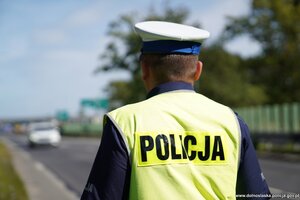 policjanci ruchu drogowego kontrolują kierowców