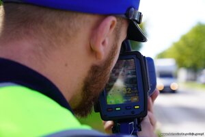 policjanci ruchu drogowego kontrolują kierowców