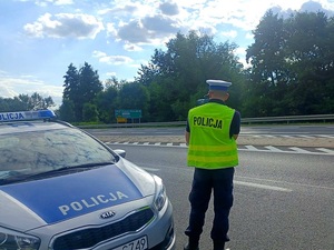 policjanci ruchu drogowego kontrolują kierowców