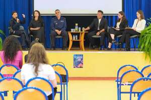 konferencja z udziałem policjantów