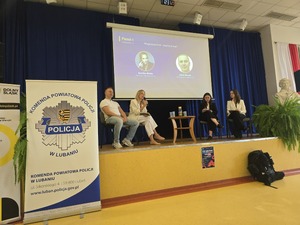 konferencja z udziałem policjantów