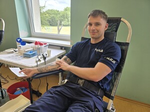 policjanci oddają krew