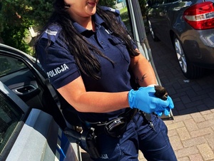 policjantka trzyma w rękach uratowanego ptaka