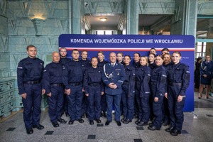 nowo przyjęci policjanci na uroczystości ślubowania