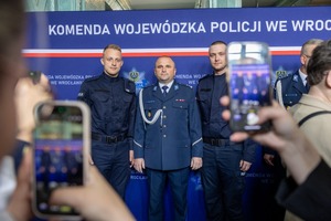 nowo przyjęci policjanci na uroczystości ślubowania