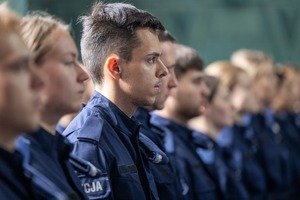 nowo przyjęci policjanci na uroczystości ślubowania