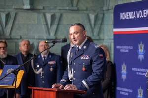 nowo przyjęci policjanci na uroczystości ślubowania