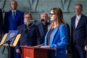 nowo przyjęci policjanci na uroczystości ślubowania