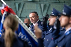 nowo przyjęci policjanci na uroczystości ślubowania