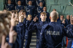 nowo przyjęci policjanci na uroczystości ślubowania