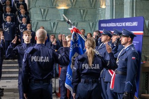 nowo przyjęci policjanci na uroczystości ślubowania