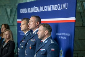 nowo przyjęci policjanci na uroczystości ślubowania