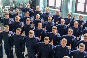 nowo przyjęci policjanci na uroczystości ślubowania