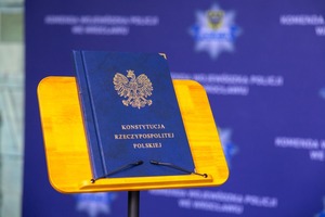 nowo przyjęci policjanci na uroczystości ślubowania