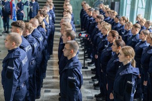 nowo przyjęci policjanci na uroczystości ślubowania