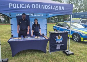 policjanci podczas festynu