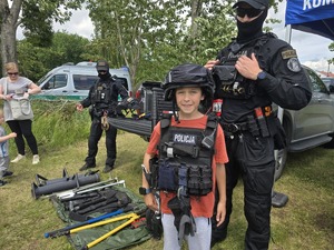 policjanci podczas festynu