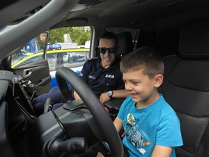 policjanci podczas festynu
