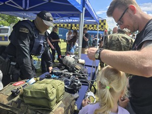 policjanci podczas festynu