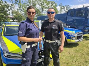 policjanci podczas festynu