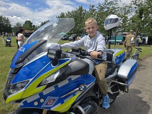 policjanci podczas festynu