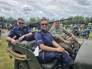 policjanci podczas festynu