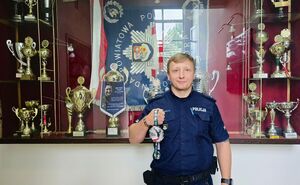 policjant z medalem