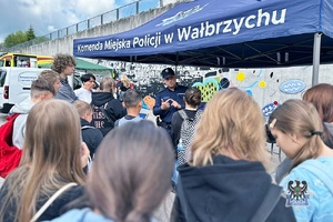 policjanci podczas festynu prezentują sprzęt policyjny i rozmawiają z uczestnikami o bezpieczeństwie
