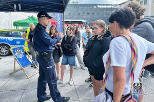policjanci podczas festynu prezentują sprzęt policyjny i rozmawiają z uczestnikami o bezpieczeństwie