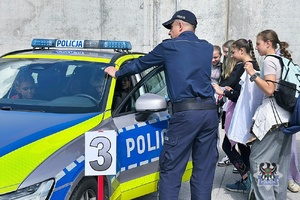 policjanci podczas festynu prezentują sprzęt policyjny i rozmawiają z uczestnikami o bezpieczeństwie