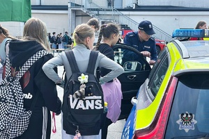 policjanci podczas festynu prezentują sprzęt policyjny i rozmawiają z uczestnikami o bezpieczeństwie